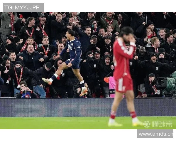 利物浦在欧冠比赛中凭借绝杀球晋级,球迷欢呼雀跃 利物浦在欧冠比赛中凭借绝杀球晋级,球迷欢呼雀跃